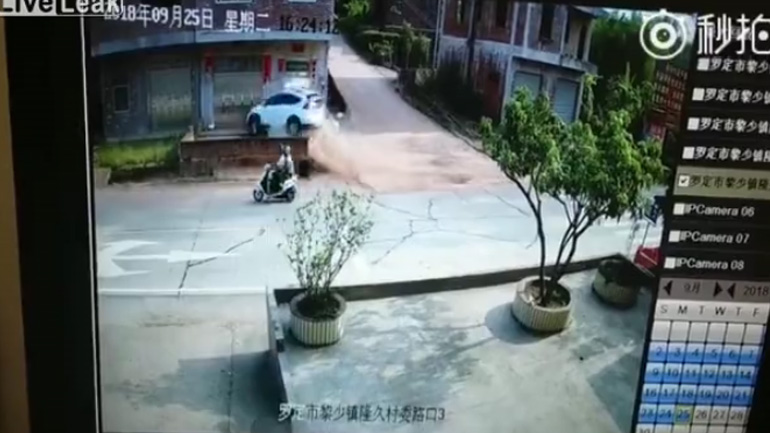 Μπήκε με το αυτοκίνητο μέσα στο σπίτι!